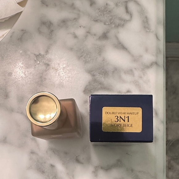 Estee Lauder Double Wear Foundation - Picture 2 of 8